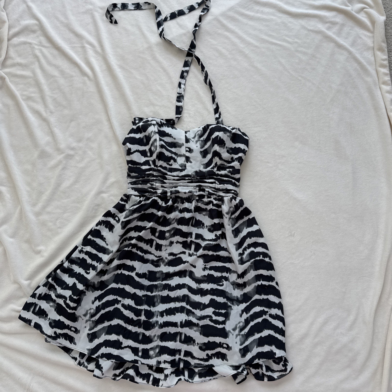 GUESS Veronica Dress Black White Abstract Print Size 4 Pin-up Style Pockets! NWT