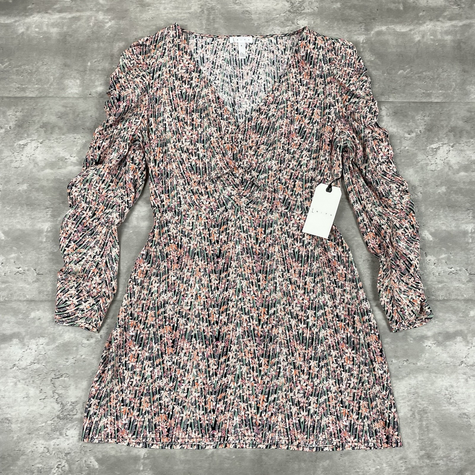 LEITH DRESS SIZE M Pink Smoke Tossed Floral TL418355MI ruched sleeve plunge