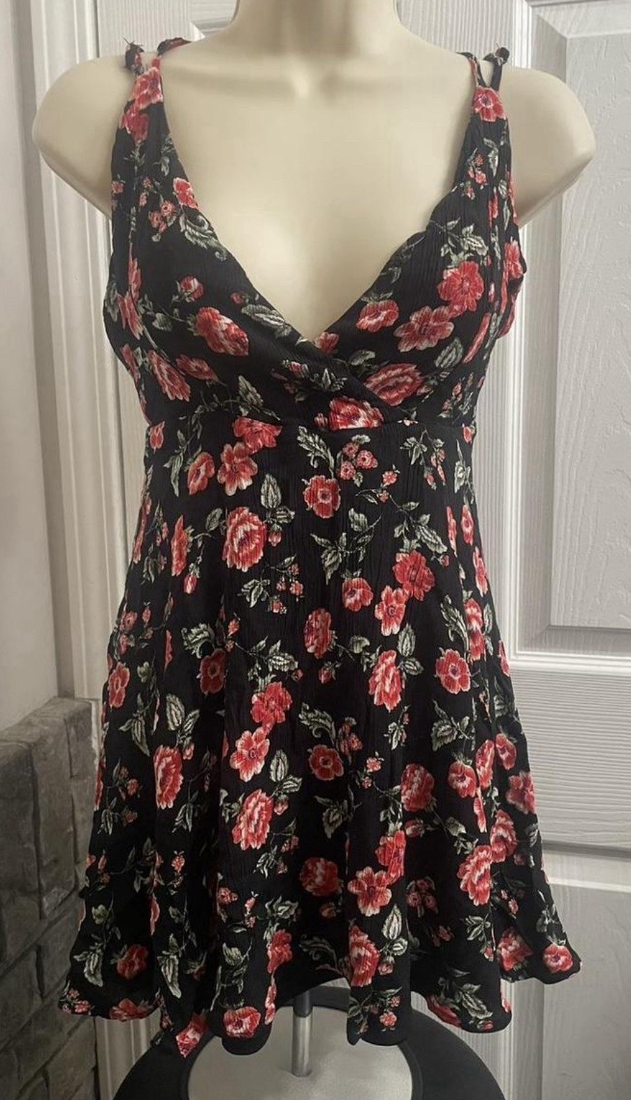 Forever 21 Black/Red Floral V-Neck Strappy Criss-Cross Back Mini Dress S