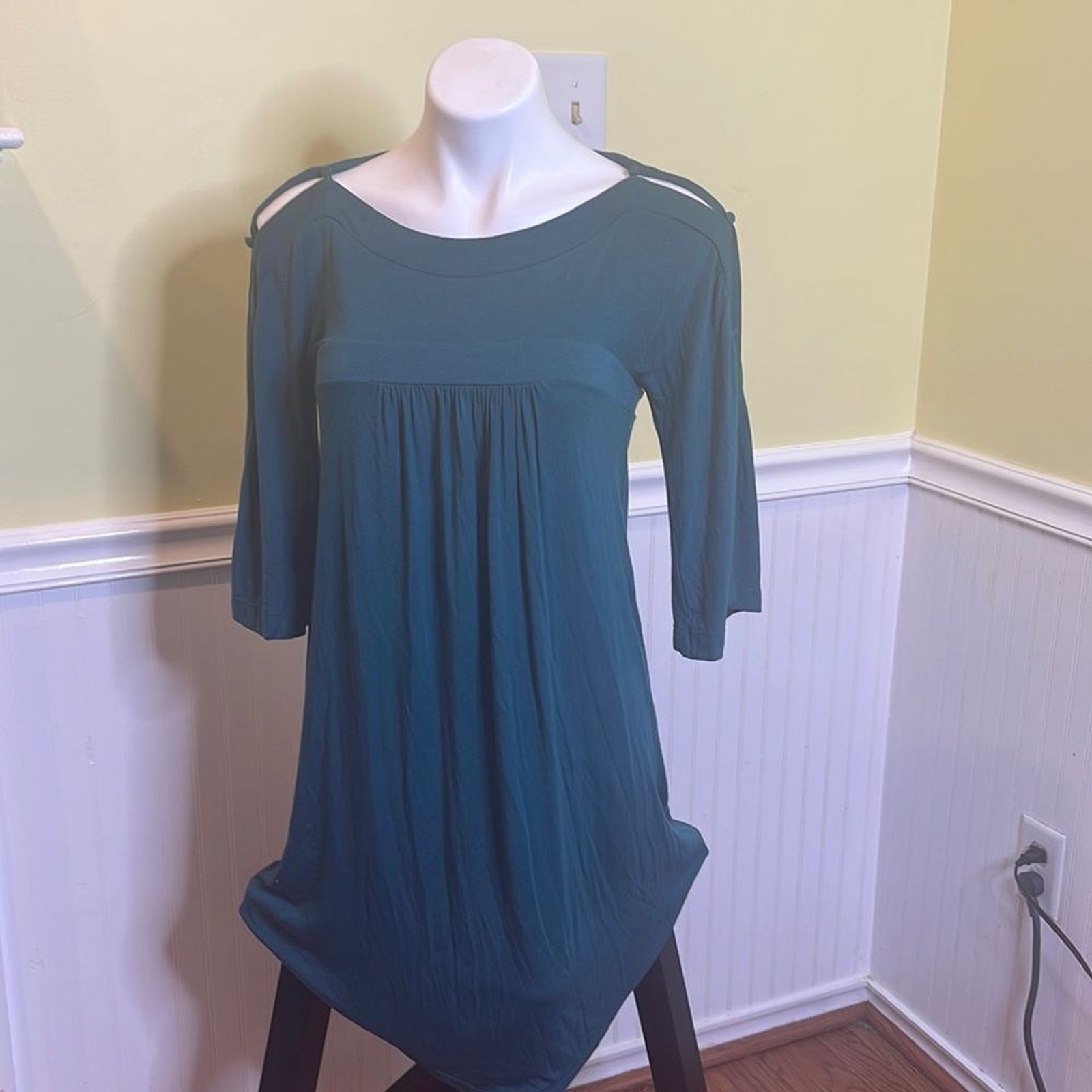 BCBGMaxazria ladies Jersey Knit Dress with 3/4 sleeves. Size medium. NWT.