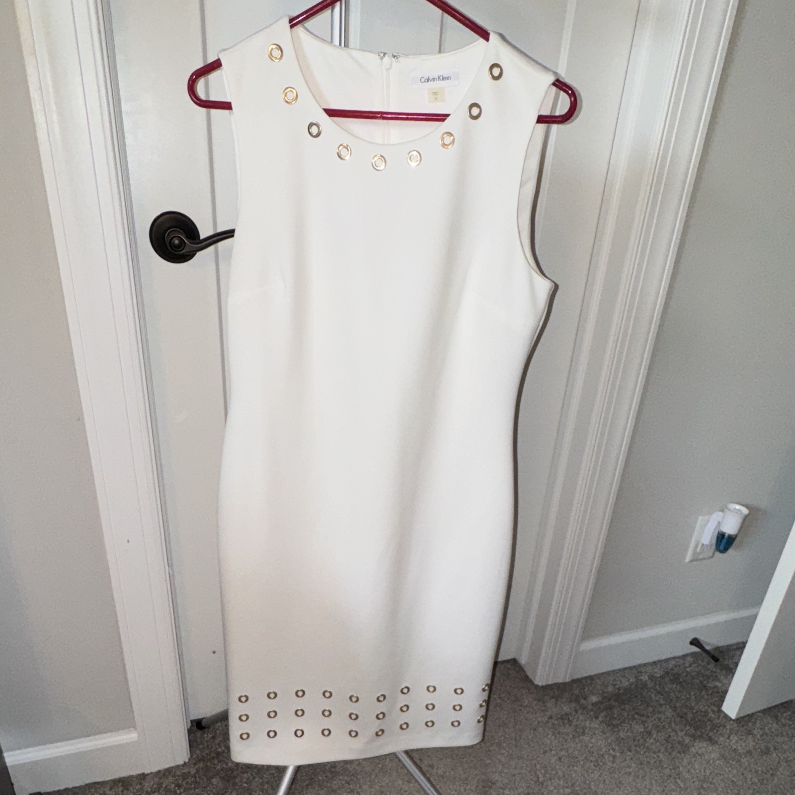 Calvin Klein White Solid Sheath Dress 10 Round Neck Grommet Zip Sleeveless
