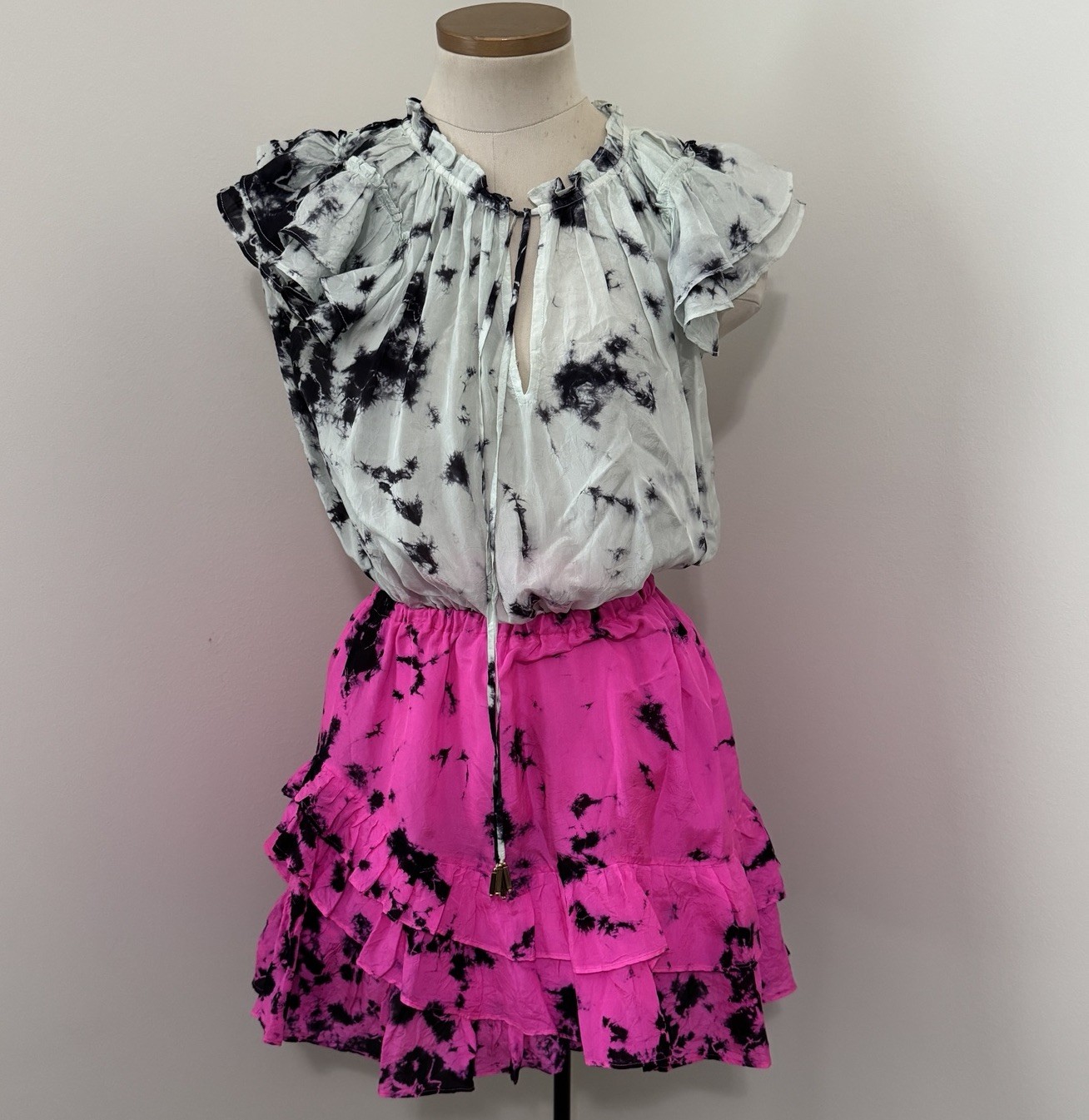 KARINA GRIMALDI Medium Silk Tie Dye Pink Green Mini Ruffle Tie Flutter Sleeve