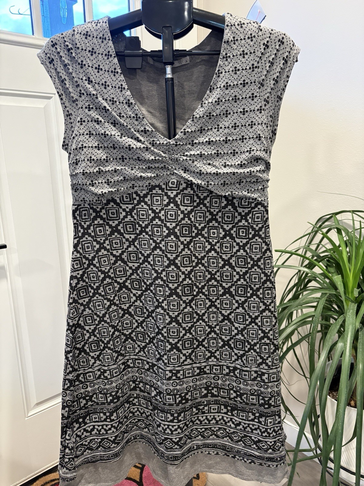 Athleta XS Sheath Dress V-Neck Sleeveless Geometric Gray Black Knit Stretch