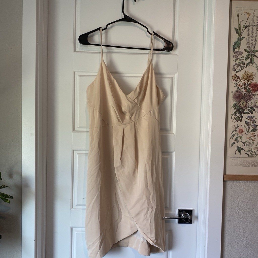 Lulus Beige Solid Full Slip Adjustable Straps Women’s Regular Size L