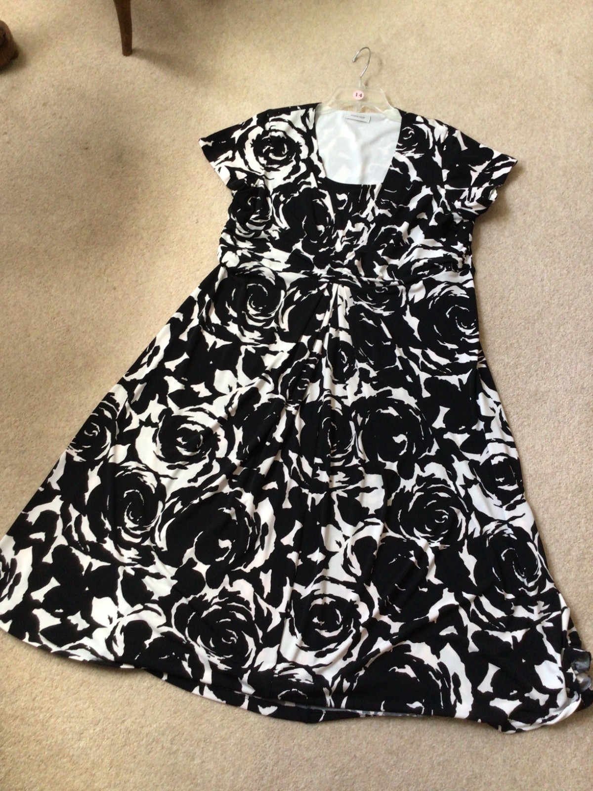 Windsmoor black and white floral dress, short sleeved, size 20