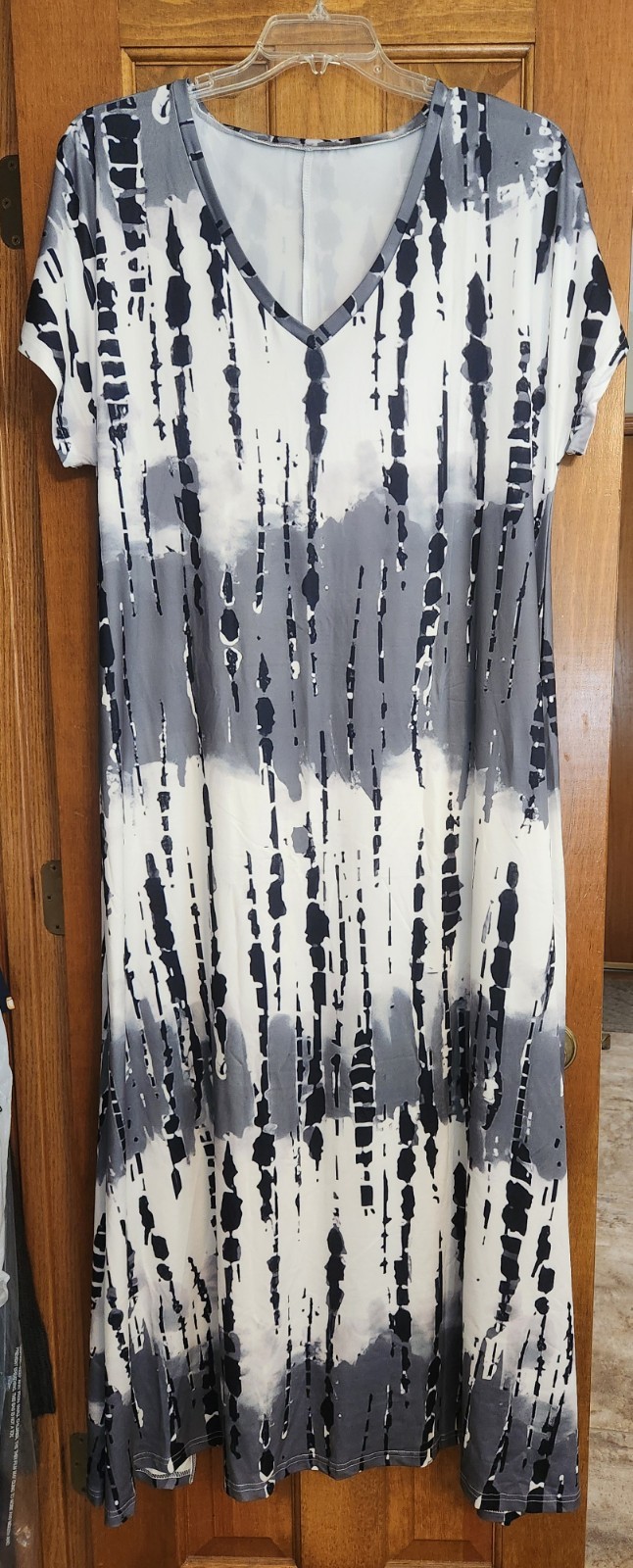 Womens 1X Short Sleeve V-neck Black, White & Gray Maxi DRESS with Side Slit