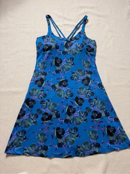Title Nine Yes Dress Chili Blossom Blue Floral M Built in Bra Summer Outdoor