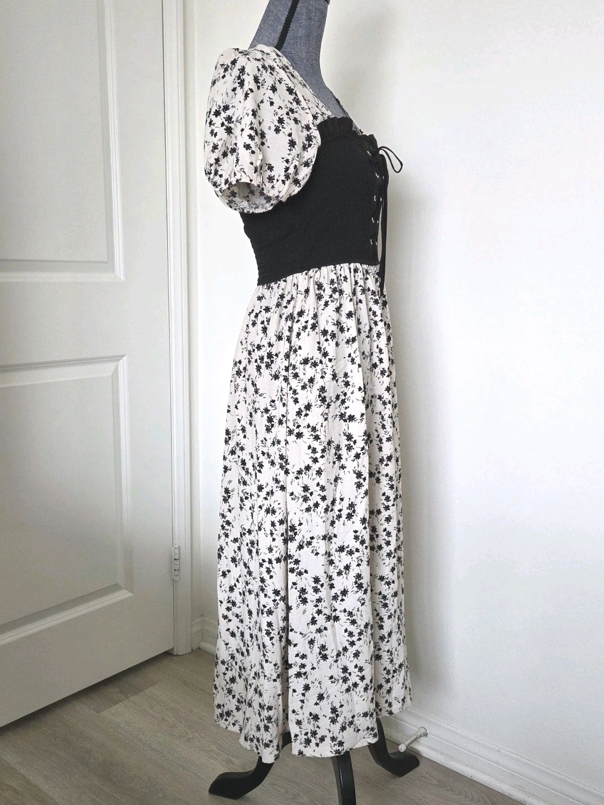 NEW Size M Heart&Heels Creme Black Floral Smocked Corset Midi Dress Puff Sleeve