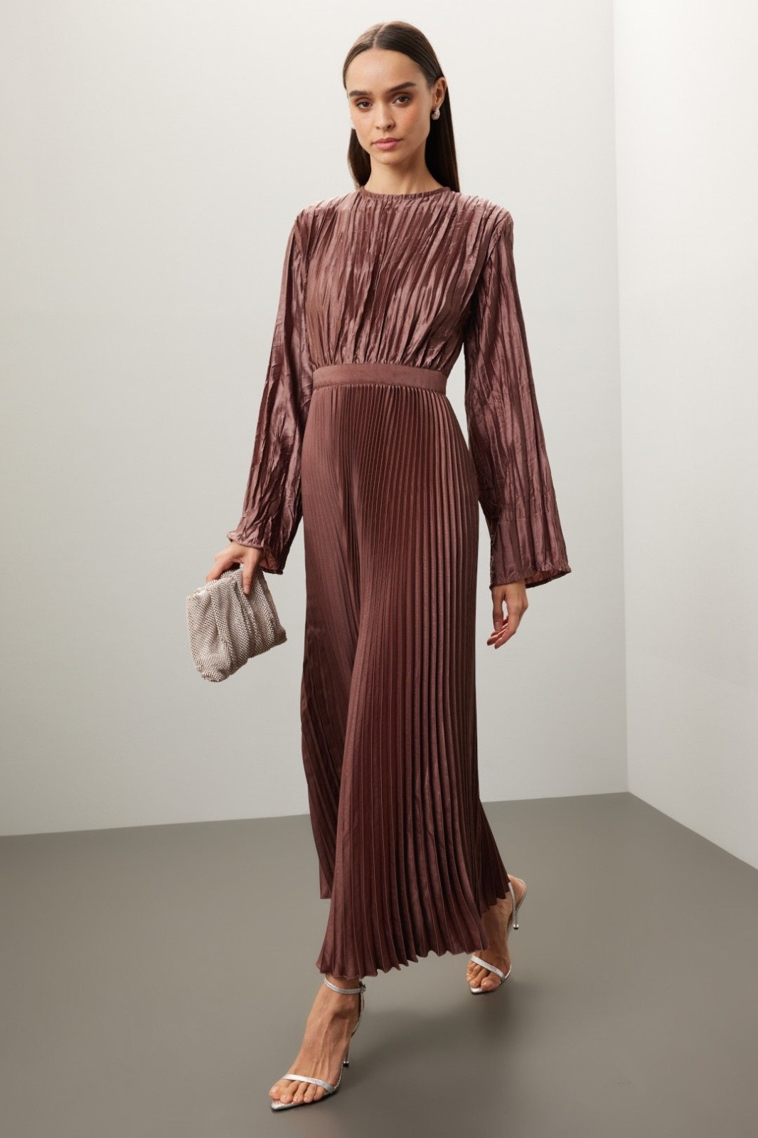 L’IDEE Royale Long Sleeve Pleated Maxi Dress Brown Satin – Size US 6