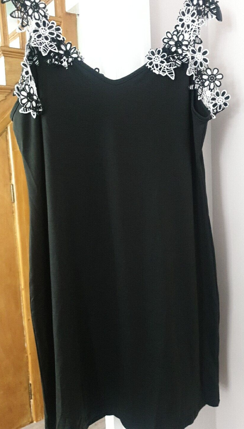 Floral Applique V Neck Cold Shoulder Dress – Black – Size XXL/18 – RRP £17.99