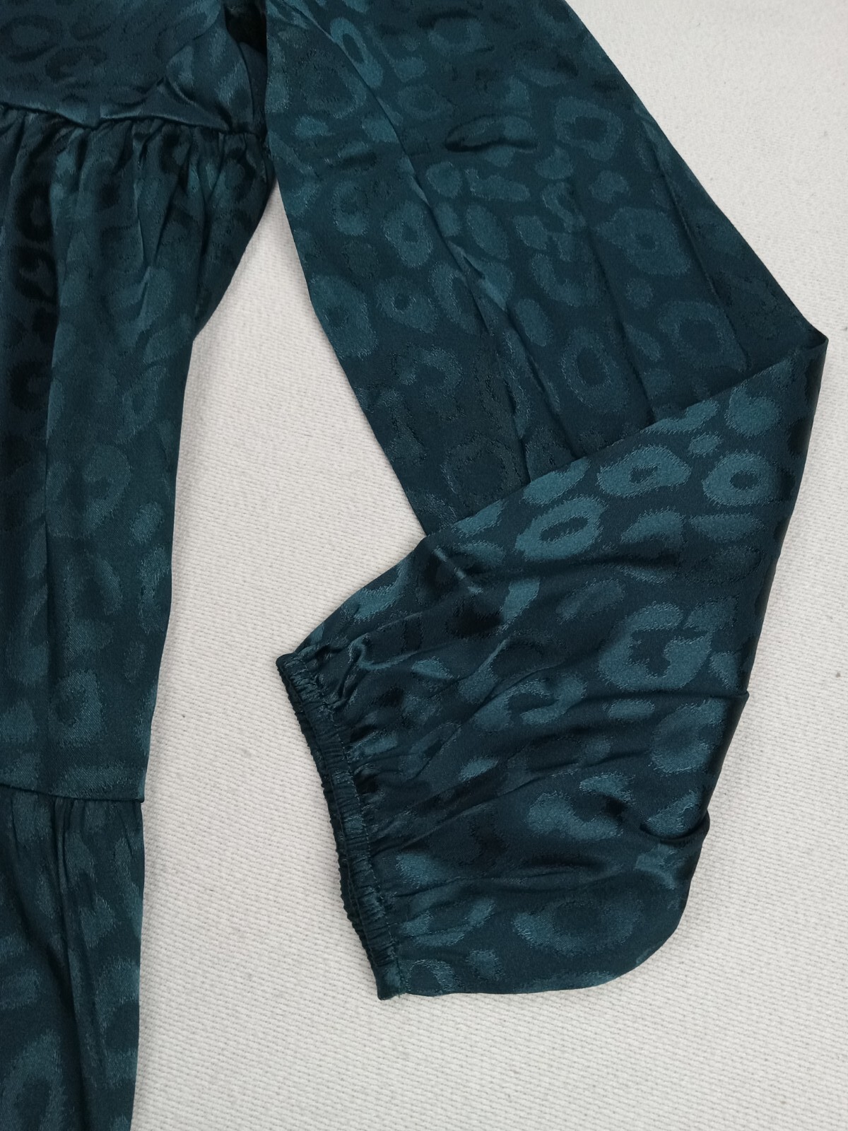 Shein Satin Green Boho Ruffle Long And Elastic Sleeve Size 8/10 (M) Casual