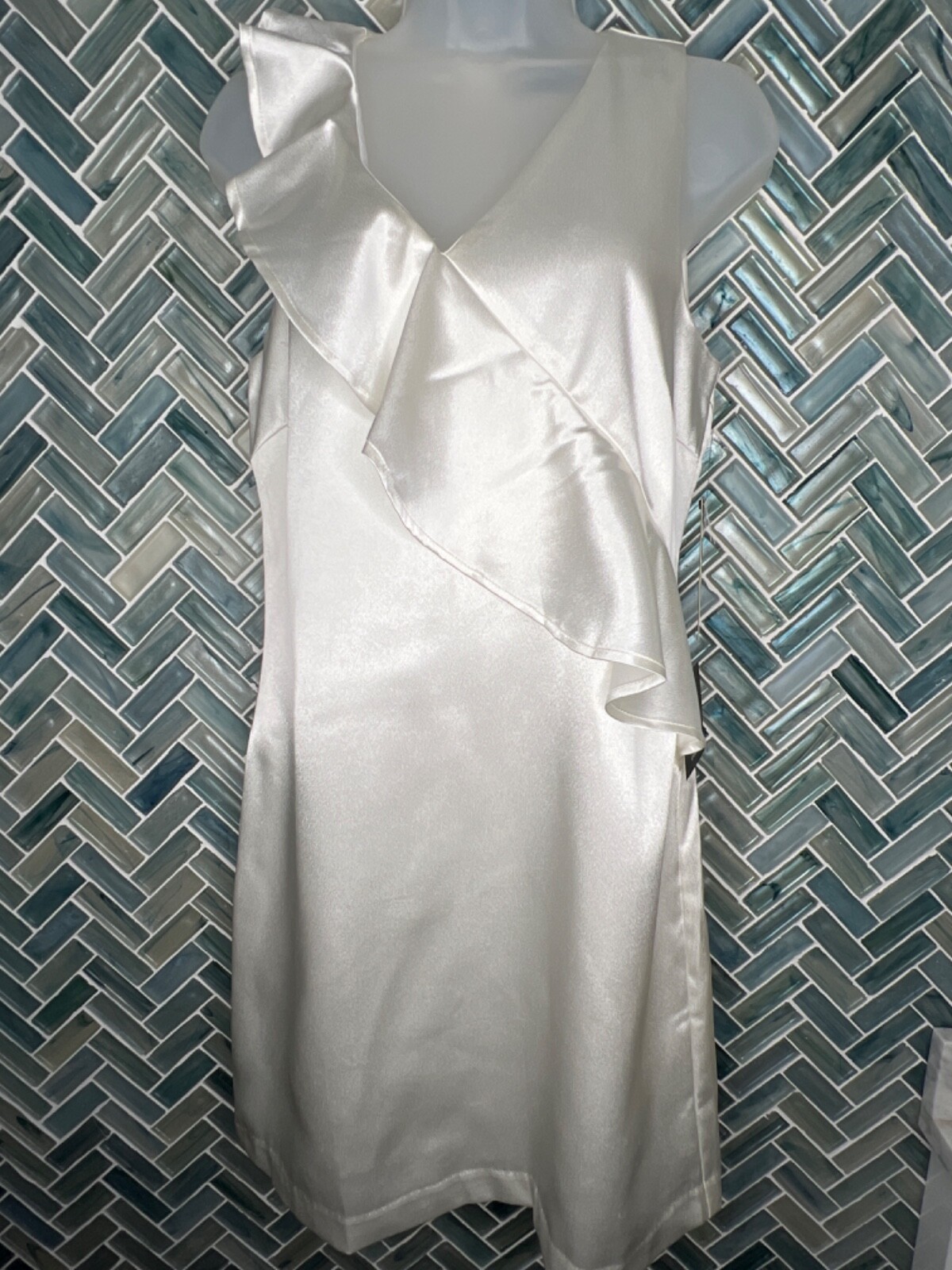 NEW WOMENS LULUS SHINY WHITE V-NECK SLEEVELESS RUFFLE KNEE LENGTH SHEATH DRESS S