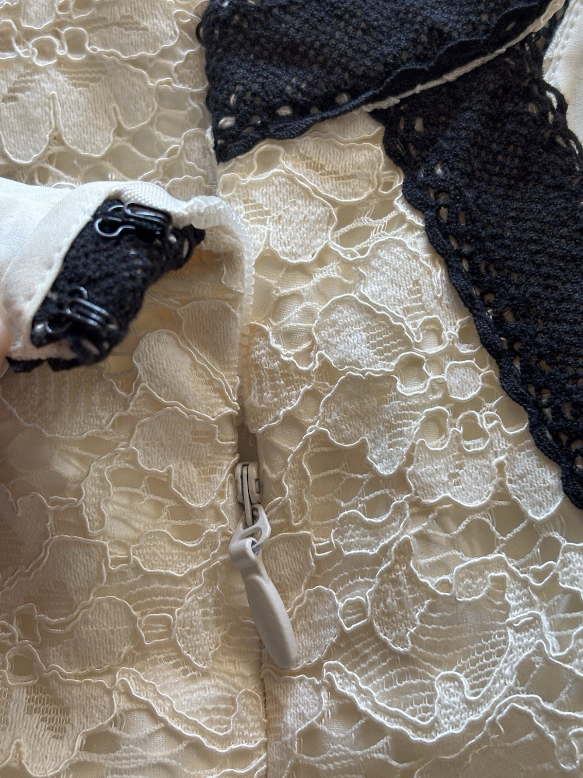 BCBGMAXAZRIA Ivory/Black Floral Lace Halter Fit & Flare Lined Dress 6