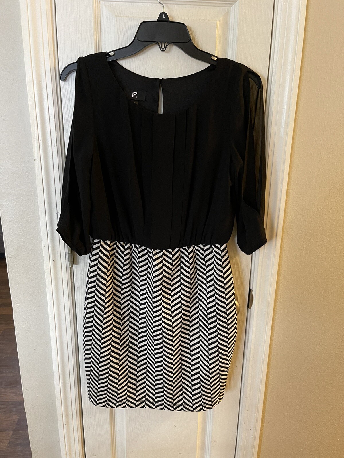 IZ Buyer Dress Women’s Medium Sheer Sleeves Black White Keyhole Chevron Chiffon
