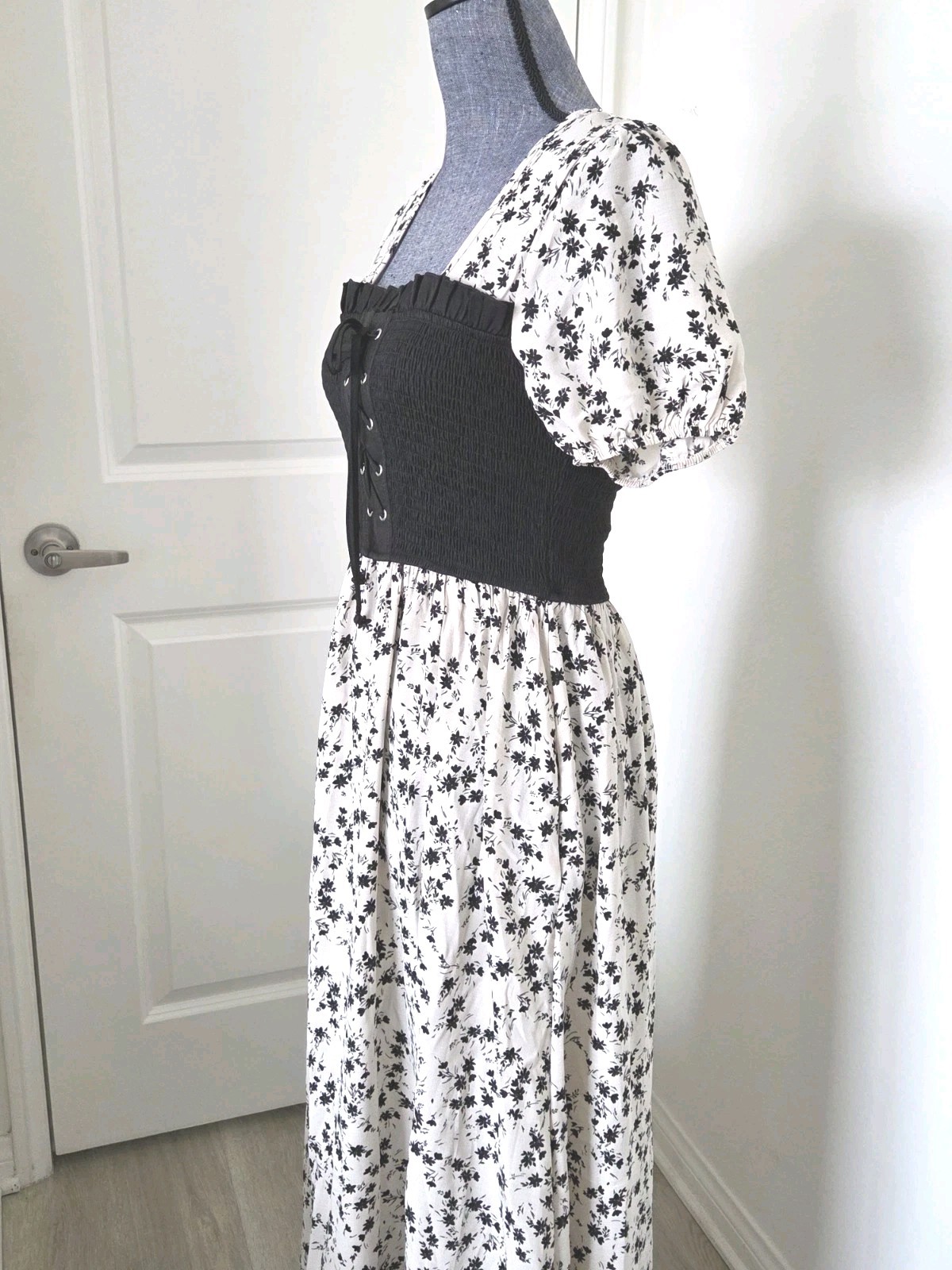 NEW Size M Heart&Heels Creme Black Floral Smocked Corset Midi Dress Puff Sleeve