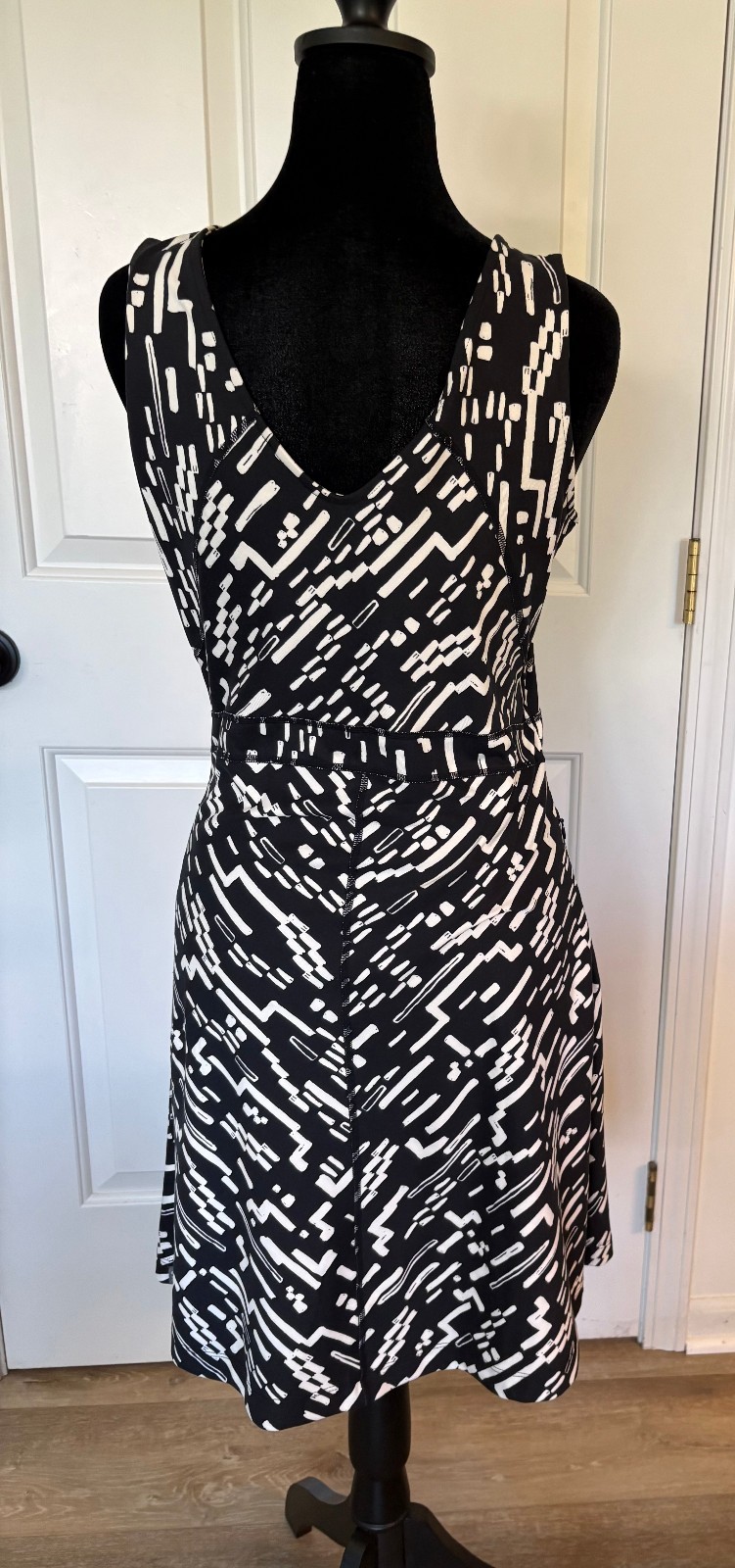 Title Nine Dream V Neck Dress – Desert Path Item #: 121003-BLK-1 Color:Black S
