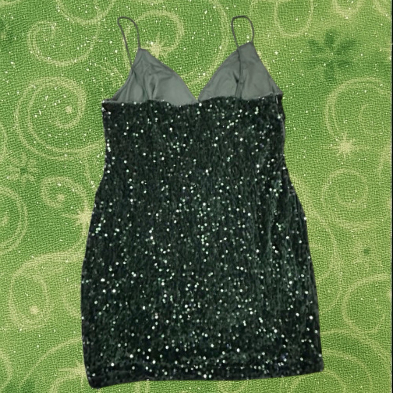 💚 green sequin mini slip dress w/ spaghetti straps (v-neck sleeveless pullover)