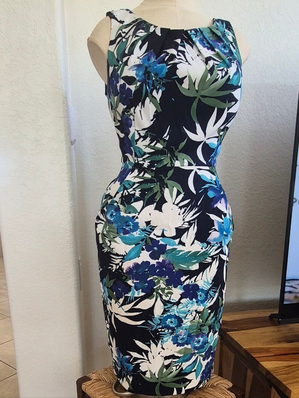 Dressbarn Floral Sleeveless Dress with pockets Sz 8