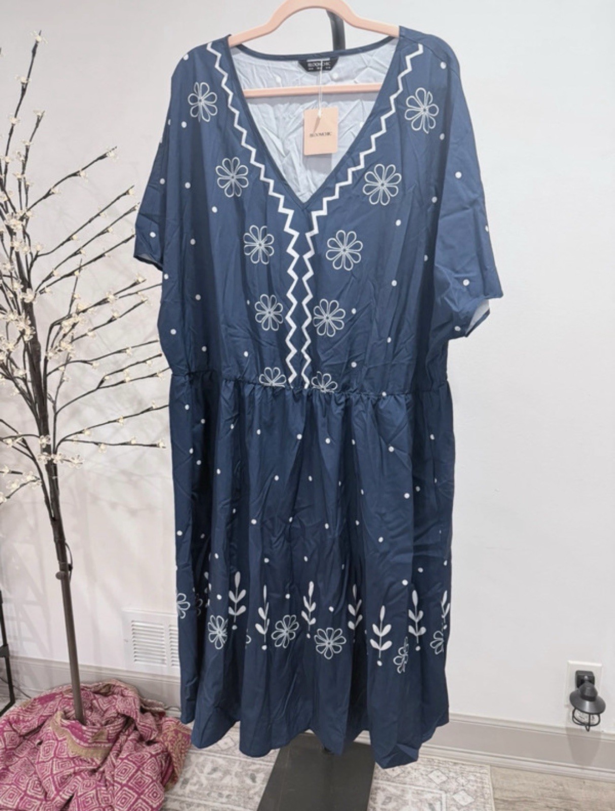 BLOOMCHIC Women’s US 26 Plus Blue White Floral Shift V-Neck Midi Dress