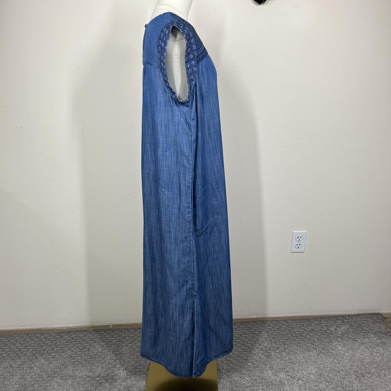 J Jill Denim Dress Womens Medium Blue Chambray Shift Embroidered Pockets Boho