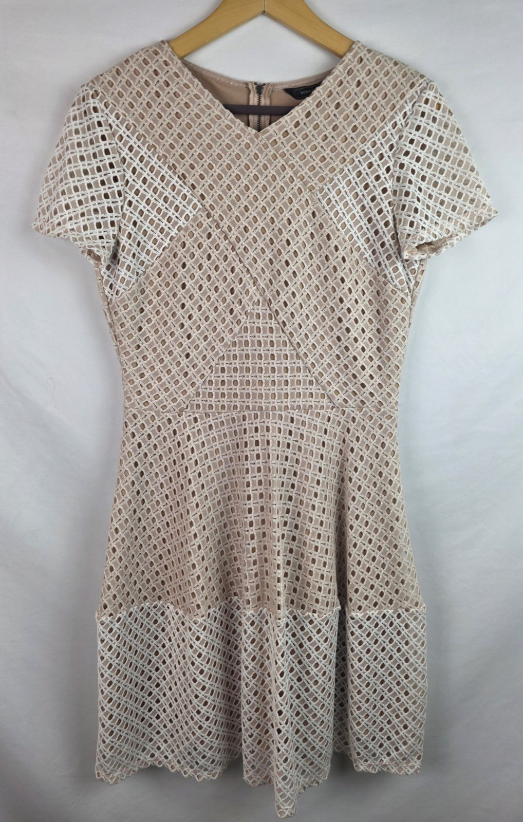 BCBG Maxazria Women’s Dress Size Medium Beige Elyze Eyelet Lace Short Sleeve