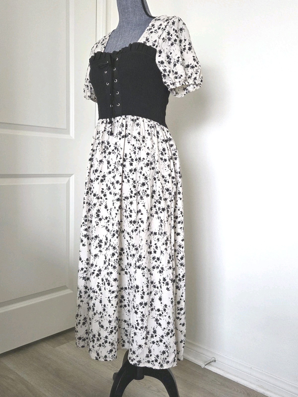 NEW Size M Heart&Heels Creme Black Floral Smocked Corset Midi Dress Puff Sleeve