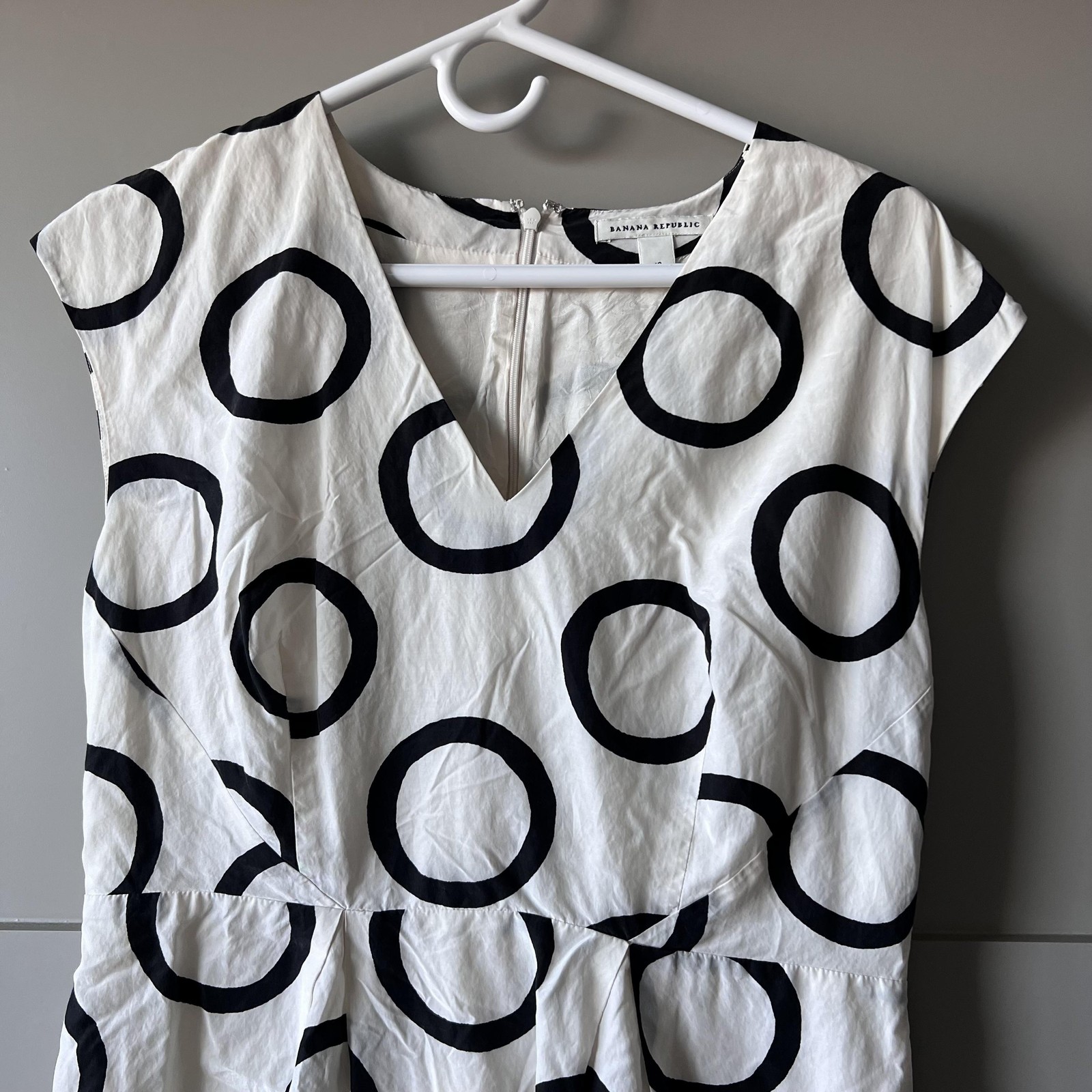 Banana Republic Dress Womens 10 White Black Circle Dot Silk V Neck Sheath Lined