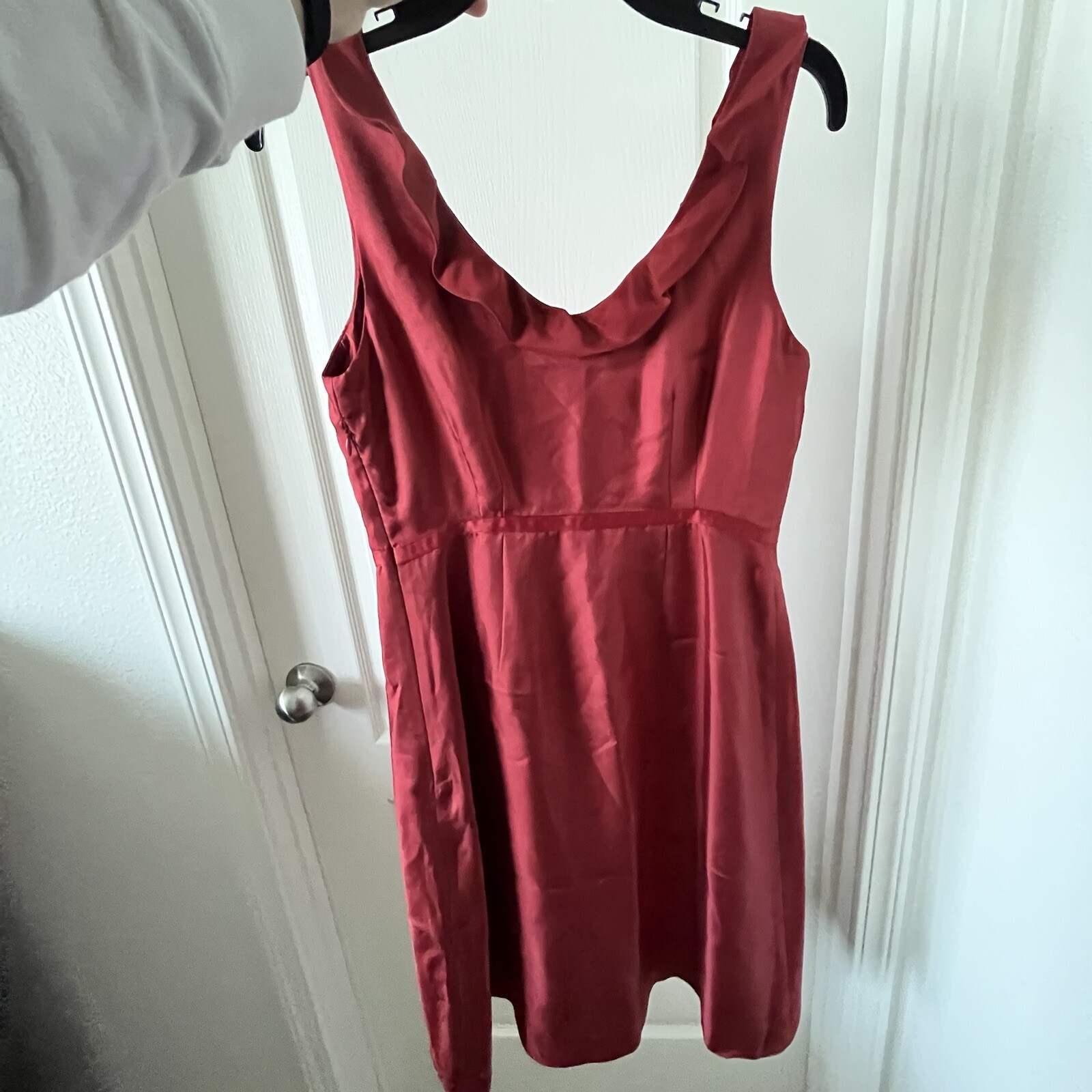 MOULINETTE SOEURS SILK GARNET RED RUFFLE COLLAR SLEEVELESS SHEATH DRESS SIZE: 6