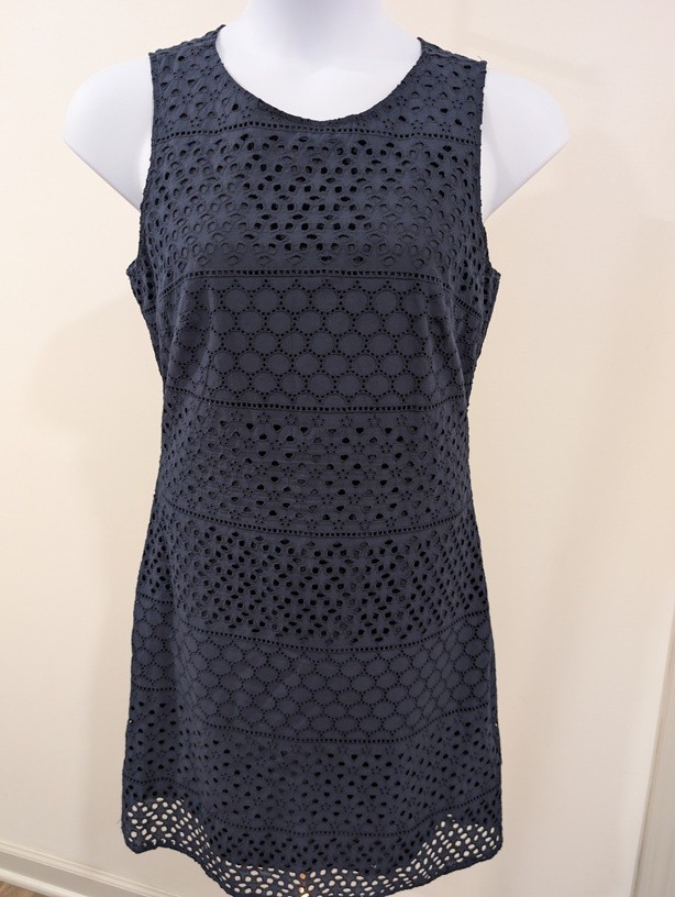 1194 – Sharagano Navy Eyelet Sleeveless Sheath Dress Size 8