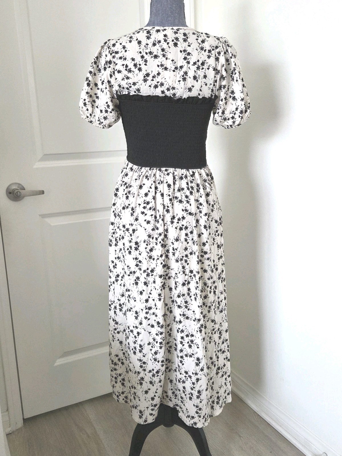 NEW Size M Heart&Heels Creme Black Floral Smocked Corset Midi Dress Puff Sleeve