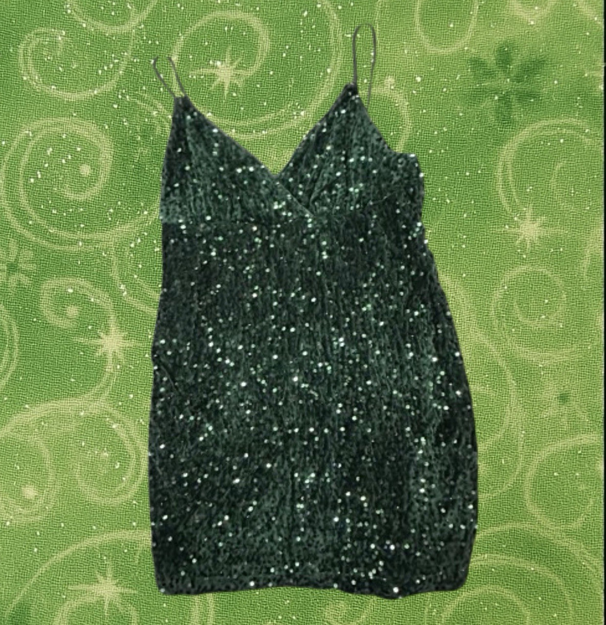 💚 green sequin mini slip dress w/ spaghetti straps (v-neck sleeveless pullover)