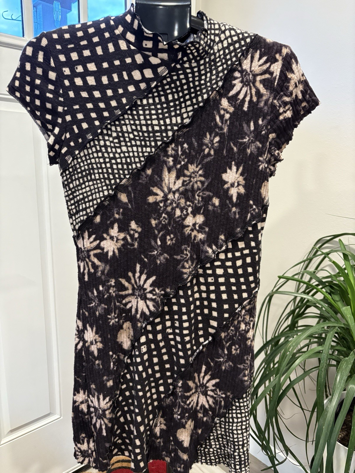 Urban Outfitters Black/White Floral Knit Mock Neck Short Sleeve T-Shirt Dress L