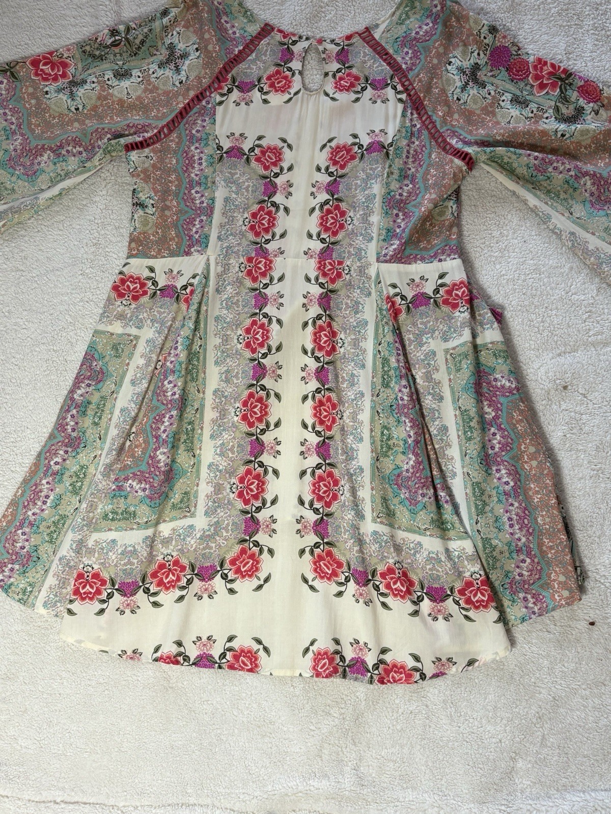 En Creme NWT L 40” Around L 34” Very Boho V-Neck Floral Flared Sleeves Pockets
