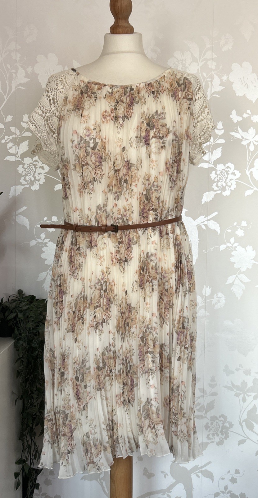 Romantic Cottagecore Cream Pleated Lace Sleeve Dress Size 16
