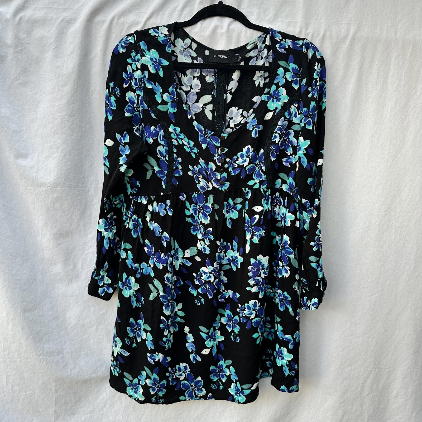 Minkpink Long Sleeve Dress Size Large Lightweight Fabric Blue and Black Floral