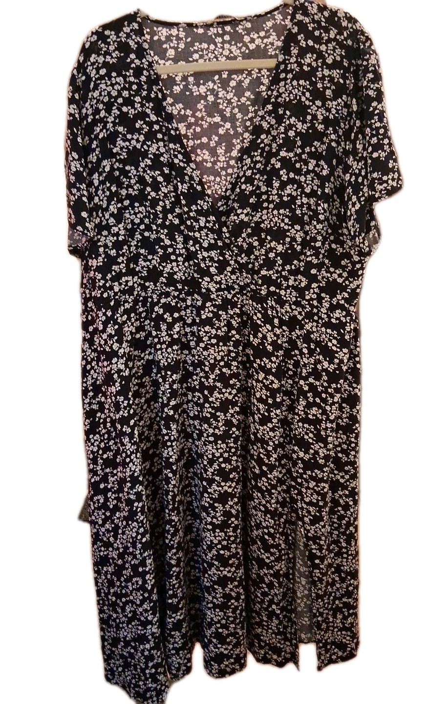 BloomChic Black & White Floral Maxi Dress Women’s US 26 V-Neck Short Sleeve Slit