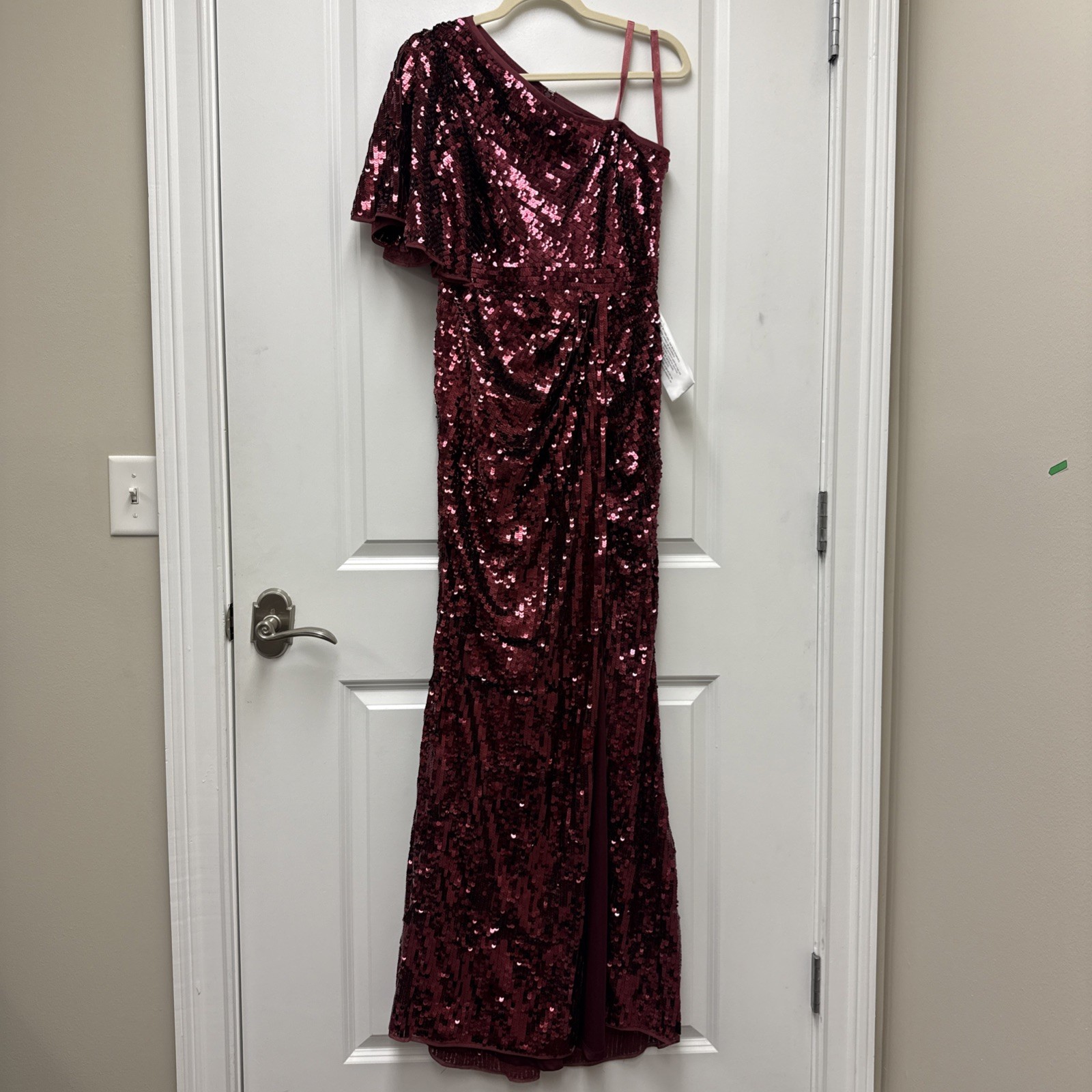 New Mac Duggal Size 4 Burgundy 93540 One-Shoulder Sequin Formal Gown Maxi Dress