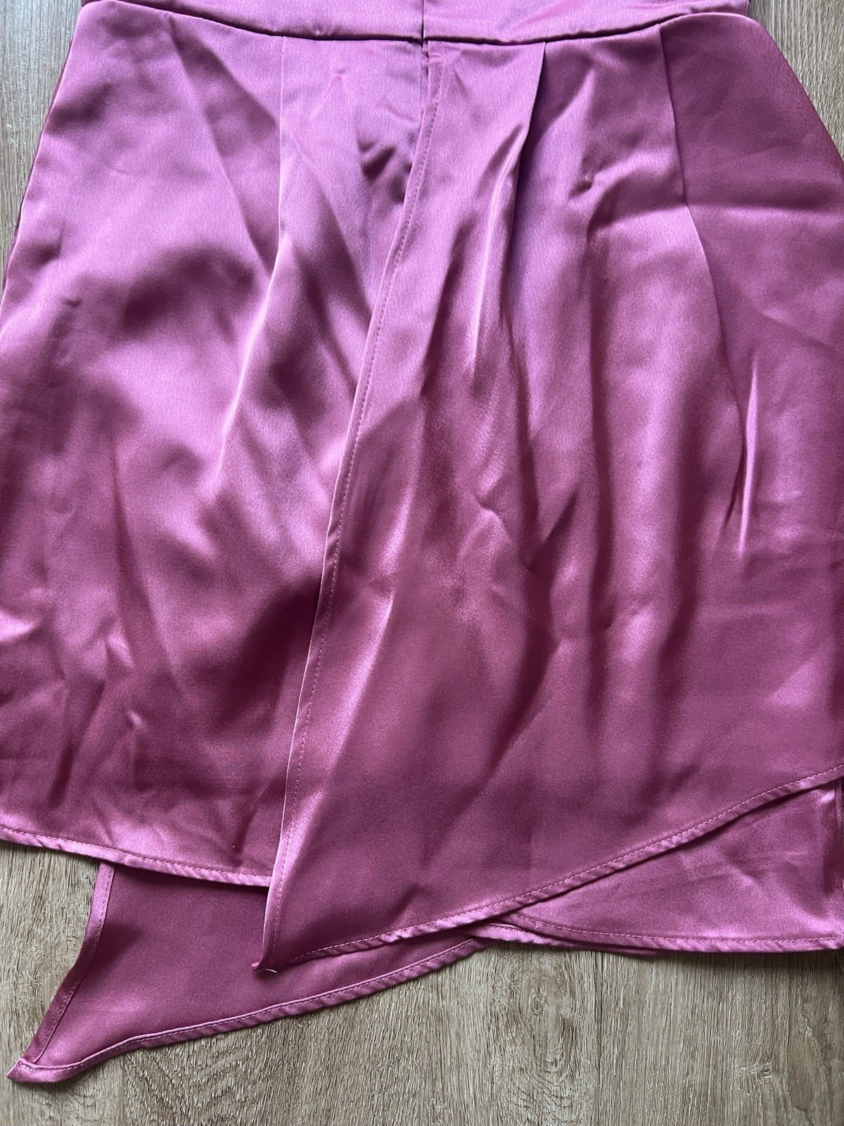 Lulus Women’s Satin Off-the-Shoulder Asymmetrical Pink Mini Dress. Size: Small