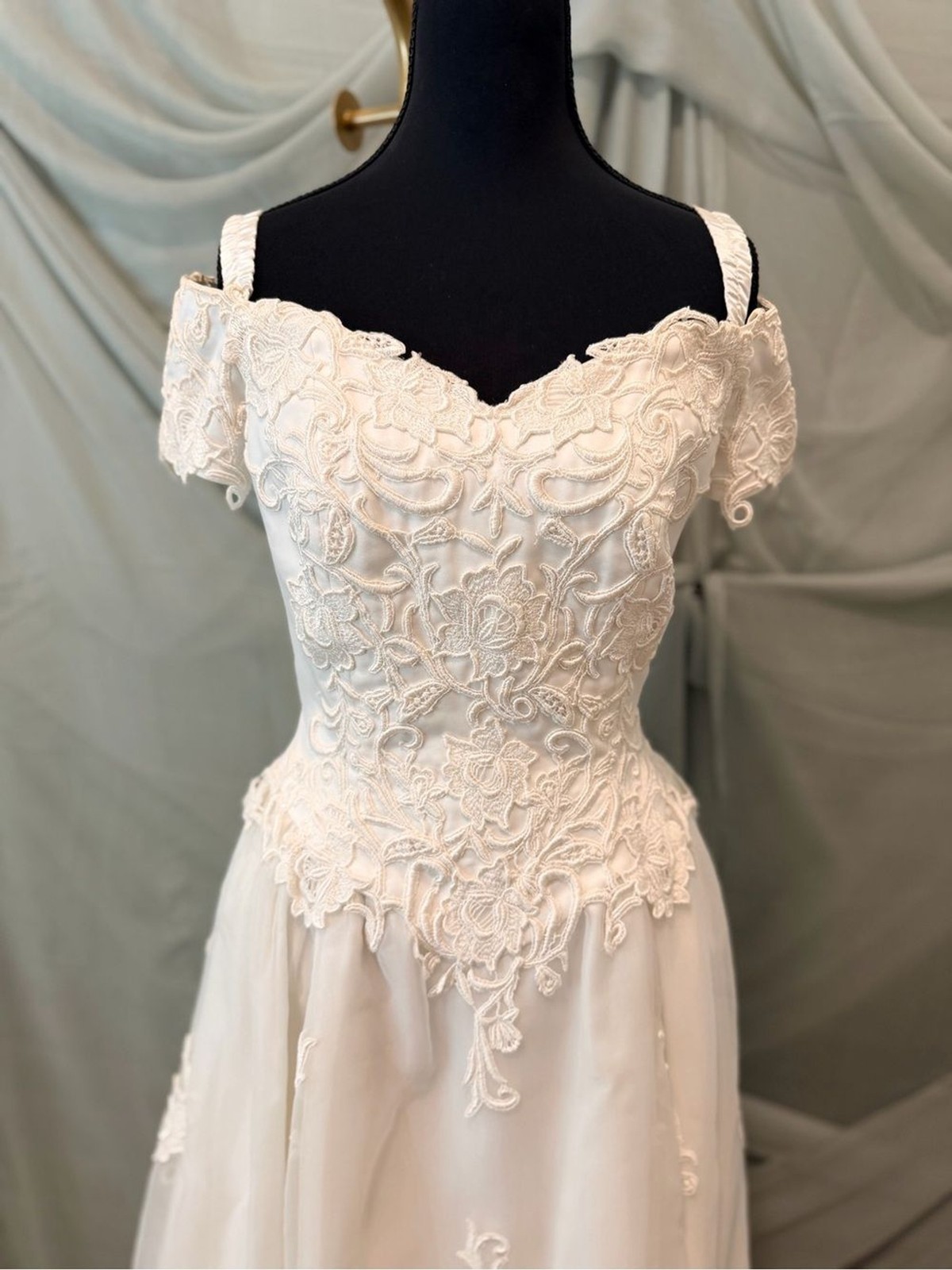 Vintage Ivory Lace Off-Shoulder Wedding Gown