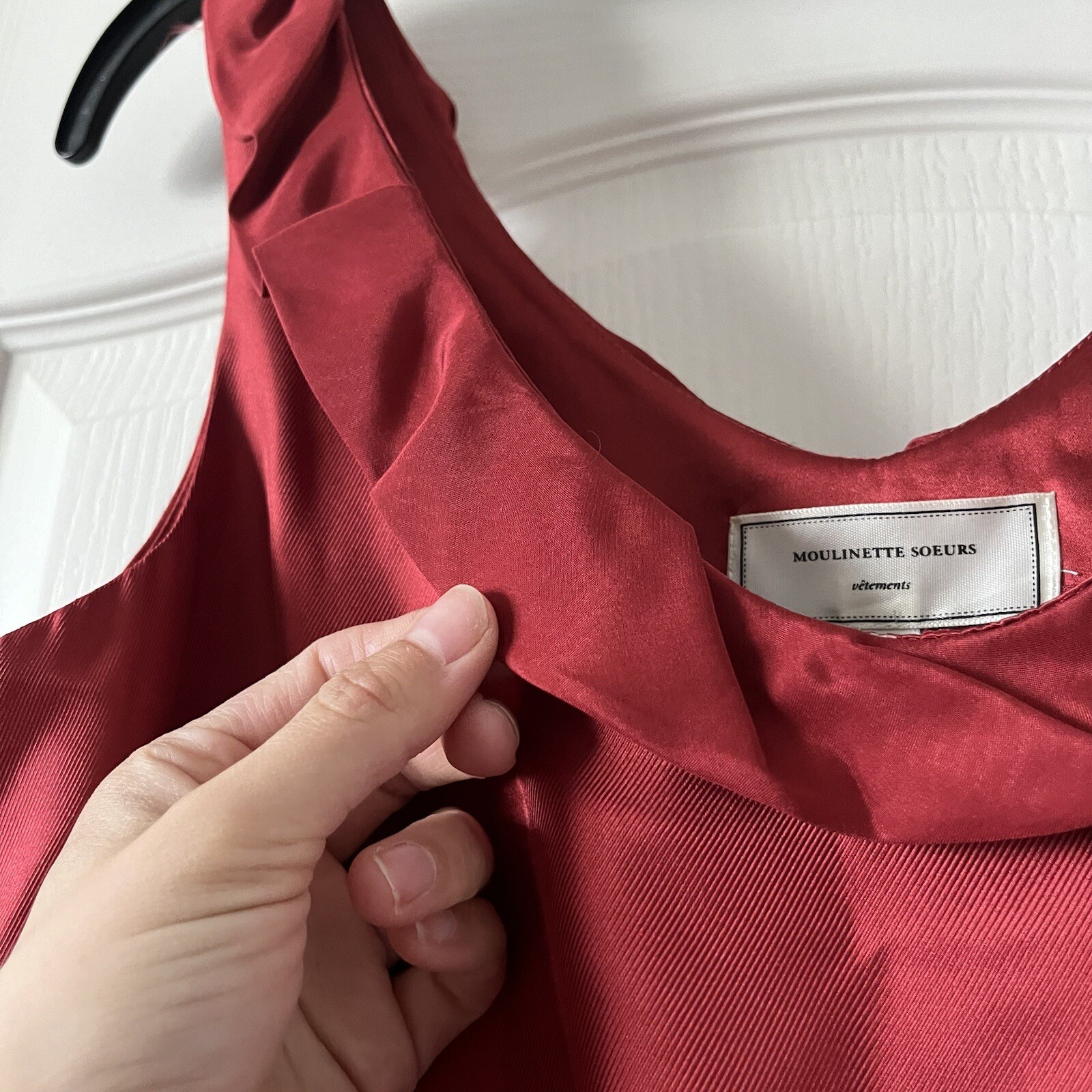 MOULINETTE SOEURS SILK GARNET RED RUFFLE COLLAR SLEEVELESS SHEATH DRESS SIZE: 6