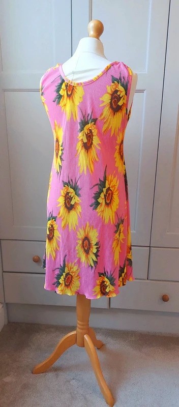 Bright pink pleated crinkle sunflower print dress| Italian Vintage|Sz 10 8/10/12