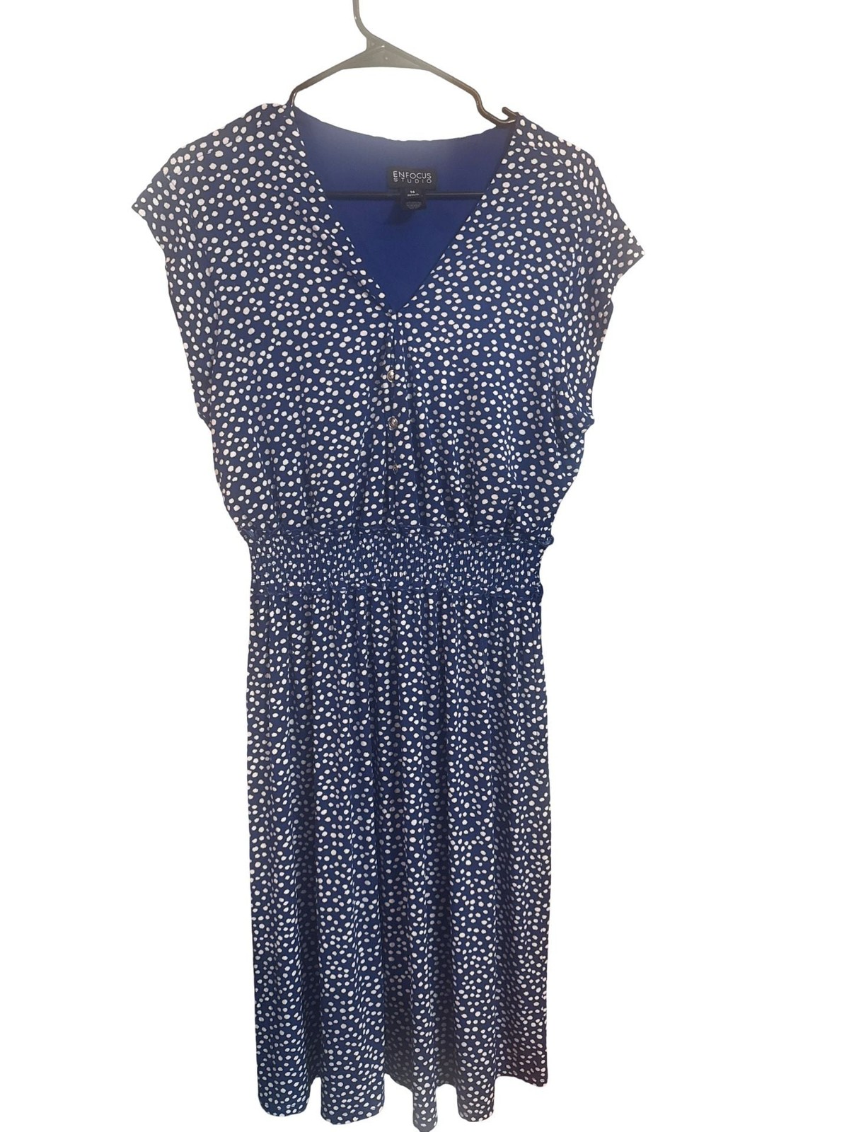 Enfocus Studio Women’s Navy Blue and White Polka Dot V-Neck Smocked Waist Midi D
