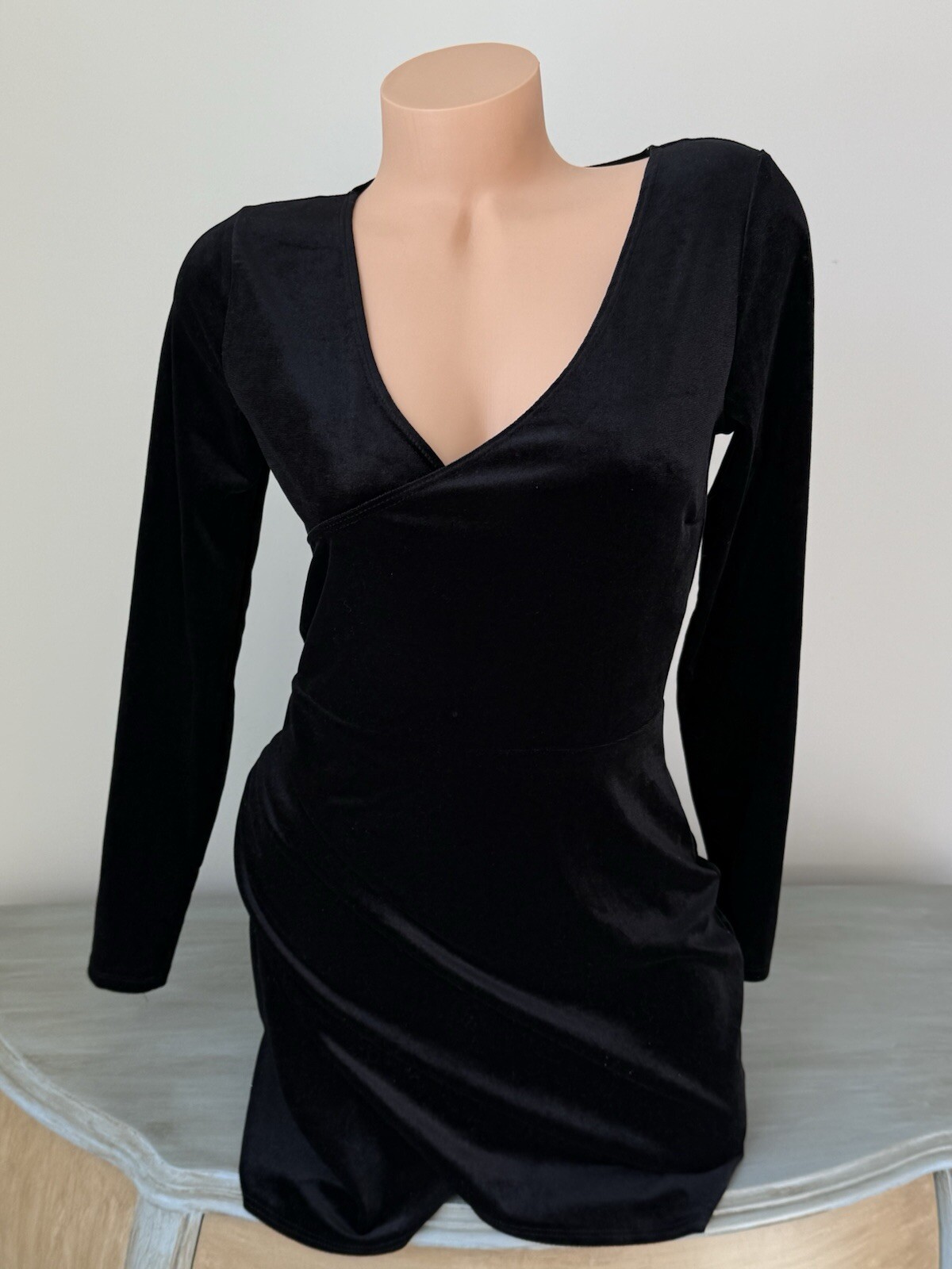 Windsor Velvet Little Black Dress M Womens Long Sleeve Bodycon Stretch V Sexy