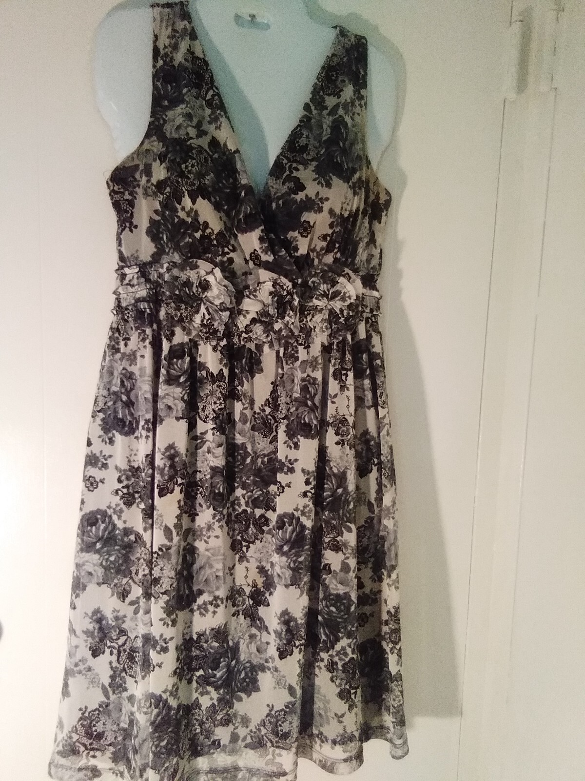 Mesh Dress Black Gray & White Decorative Rosette Waist V-Neck Size 8